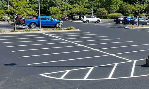 Asphalt road milling machine and asphalt resurfacing